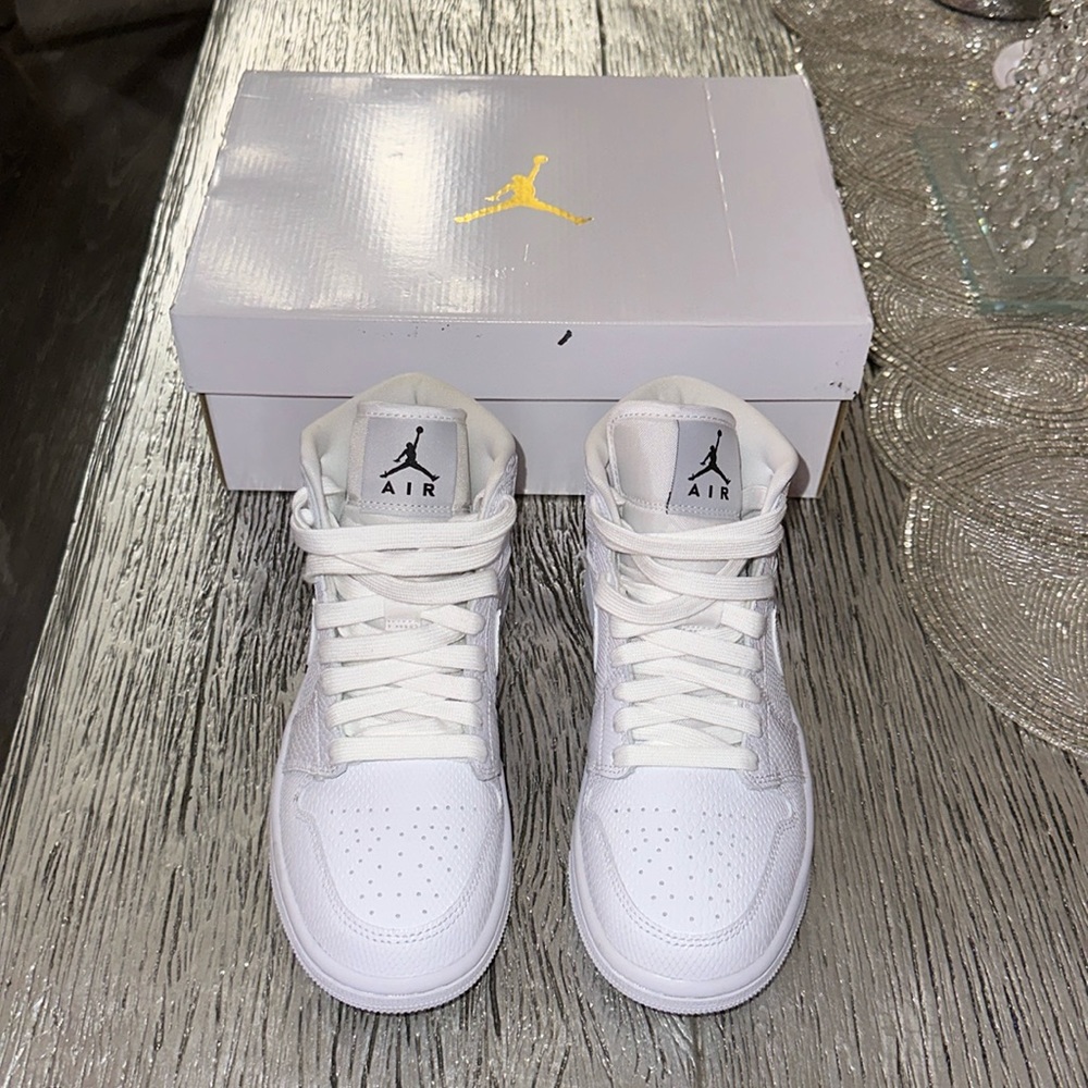 Women’s Air Jordan 1 mid